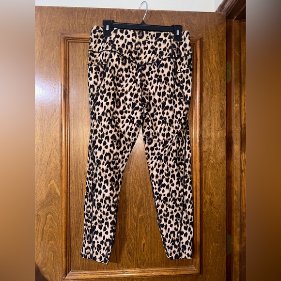 Cheetah VS leggings w/ pocket! - Picture 2 of 6